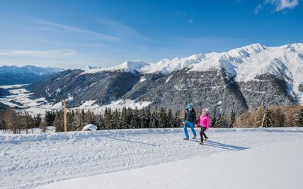 Una coppia fa un'escursione invernale
