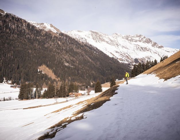 Andreas genießt die Aussicht im Winter