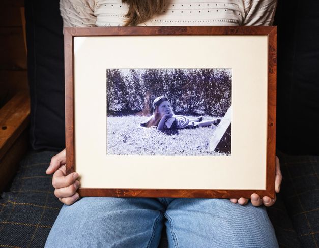 Sandra tiene una foto incornicciata di se stessa da bambina