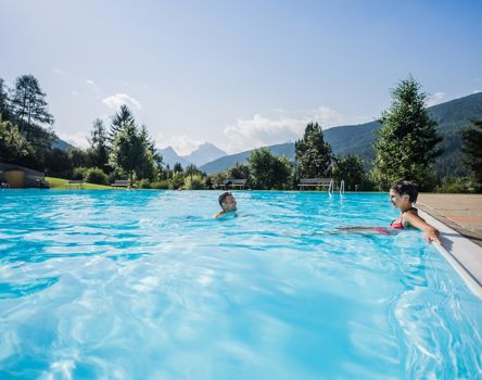 Una coppia in una piscina