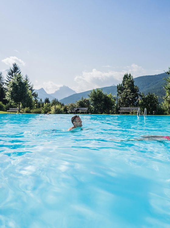 Una coppia in una piscina
