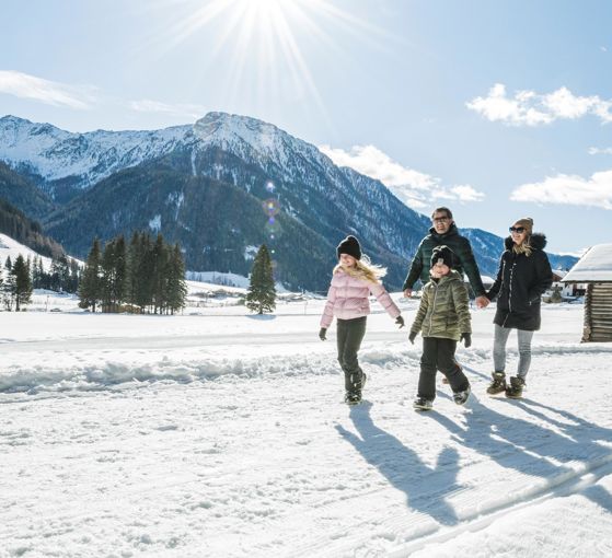 Una famiglia fa un'escursione invernale