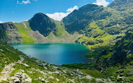 Un lago di montagna in estate