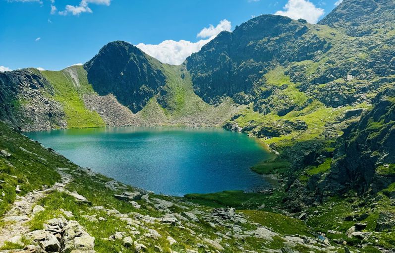Ein Bergsee im Sommer