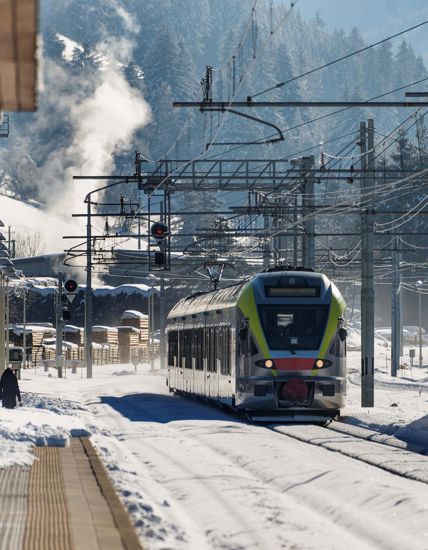 Ein Zug im Winter