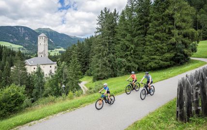 Una famiglia che fa un giro in bici