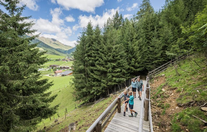 Una famiglia che fa una gita