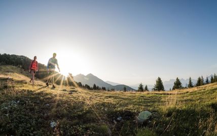 Una coppia che fa un'escursione