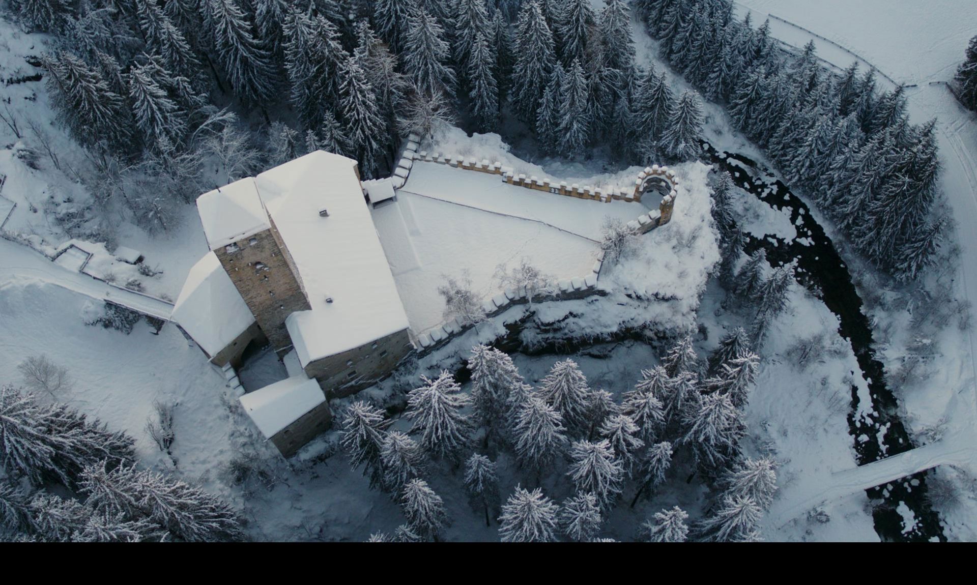 Castel Welsperg coperto di neve e visto dall'alto