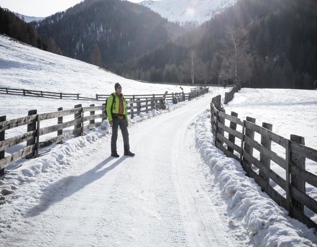 Andreas beim Wandern an einem sonnigen Wintertag