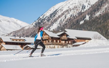 Eine Frau beim Langlaufen