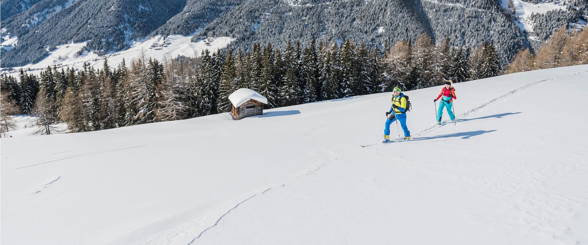 Zwei Personen auf einer Skitour