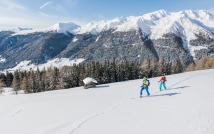 Zwei Personen auf einer Skitour