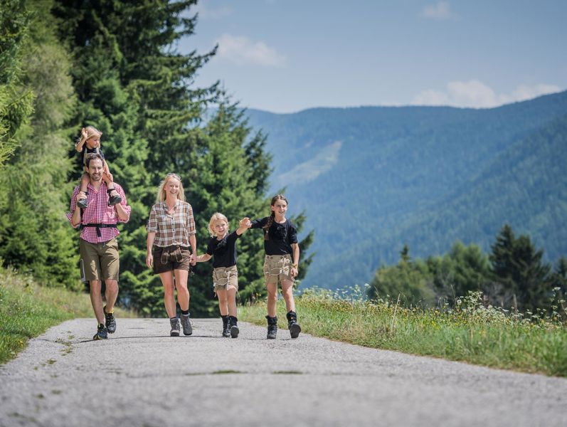 Una famiglia che fa un'escursione