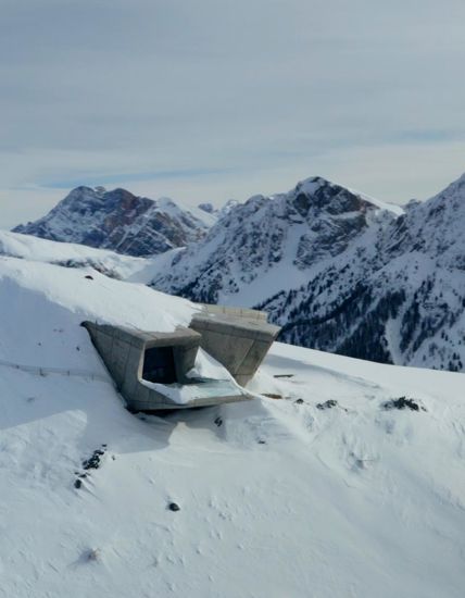 Das schneebedeckte Messner Mountain Museum Corones