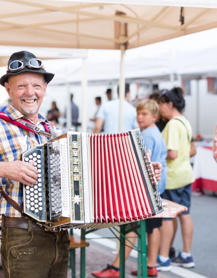 Ein Ziehharmonikaspieler auf dem Pavillonfest
