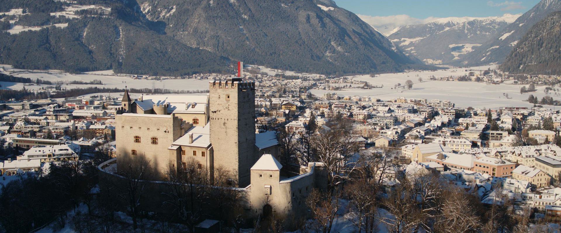 Bruneck und Schloss Bruneck im Winter