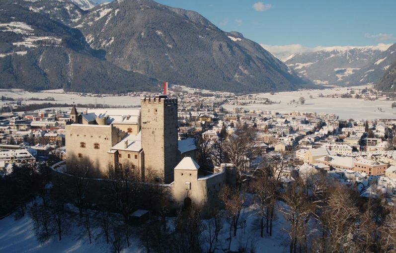 Bruneck und Schloss Bruneck im Winter