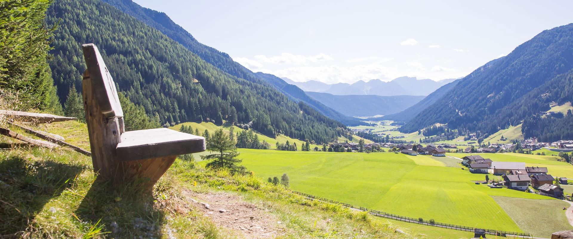 Vista panoramica sulla verde Val Casies e le montagne circostanti.