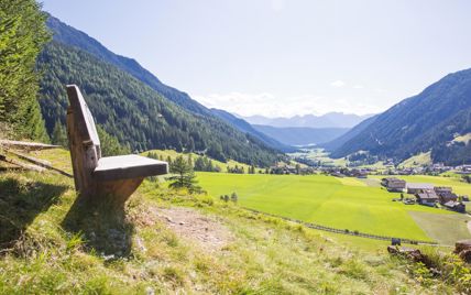Panoramablick über das grüne Gsieser Tal und die umliegenden Berge.