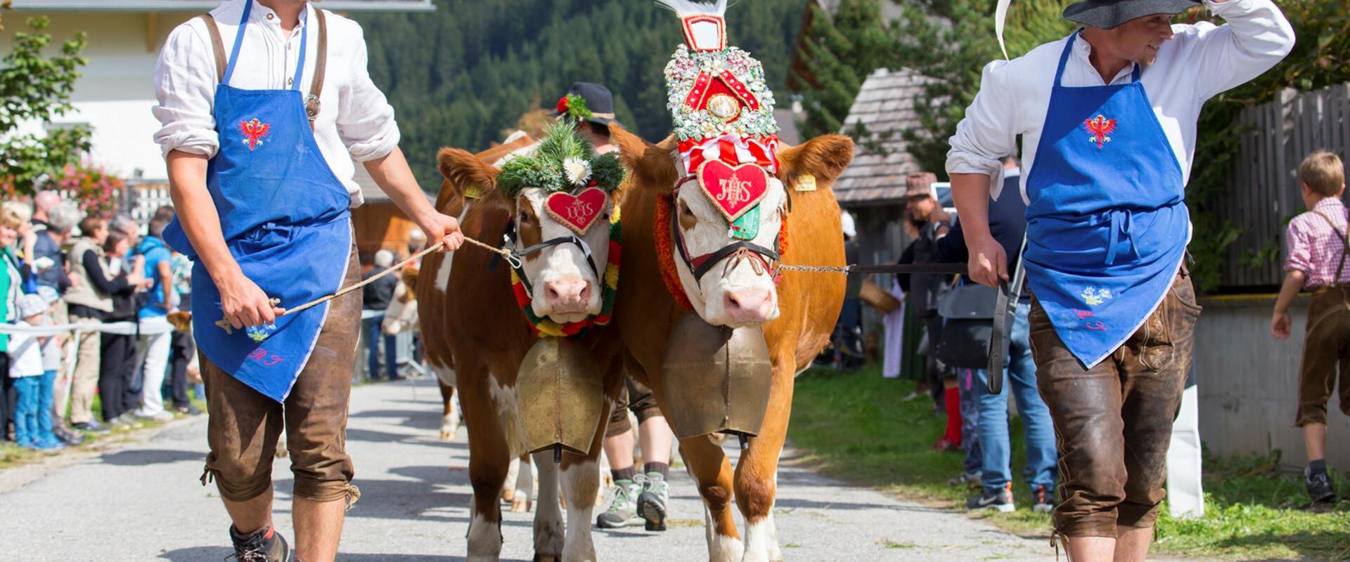 Bauern mit ihren Kühen
