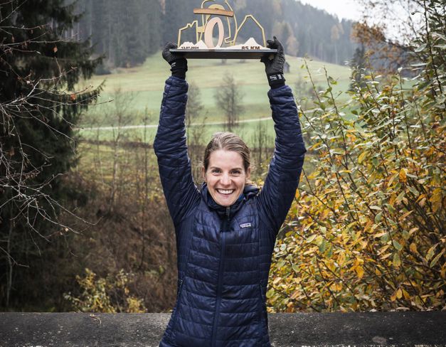 Sandra con un trofeo