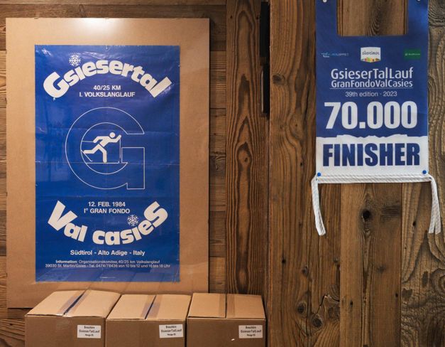Poster and bib of the Gsiesertal Lauf, South Tyrolean ski race with 70,000 finishers.