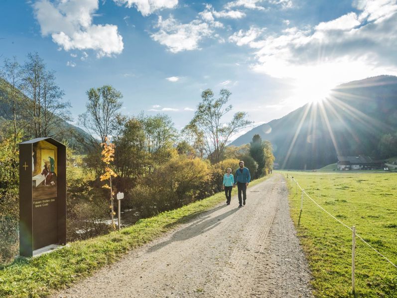 Zwei Personen auf einer Themenwanderung