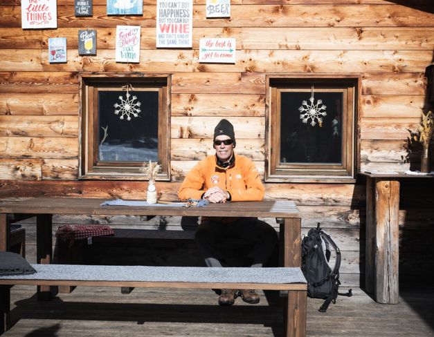 Andreas vor einer Skihütte