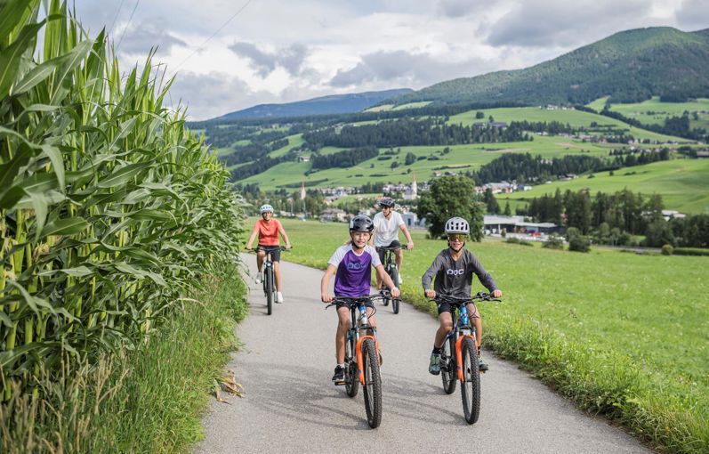 Una famiglia fa un giro in bici