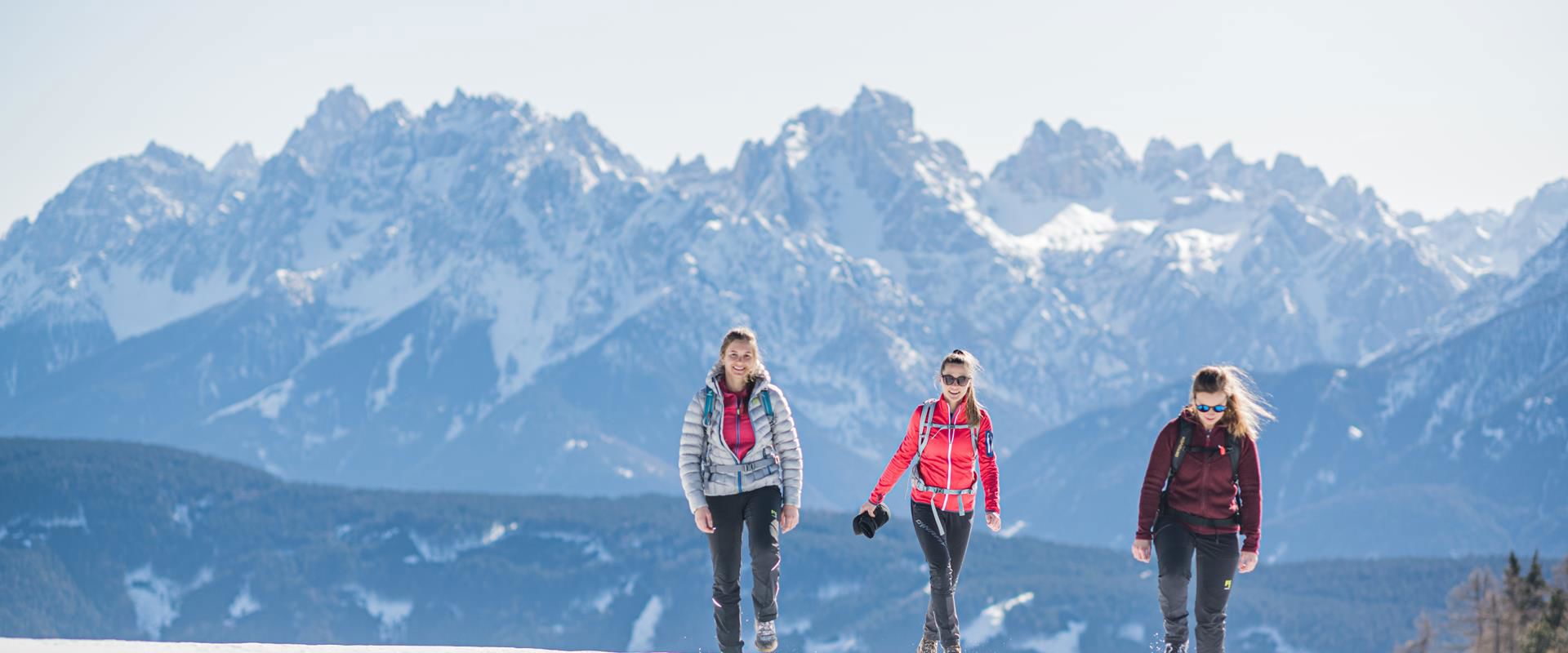 Drei Frauen auf einer Winterwanderung in den Dolomiten