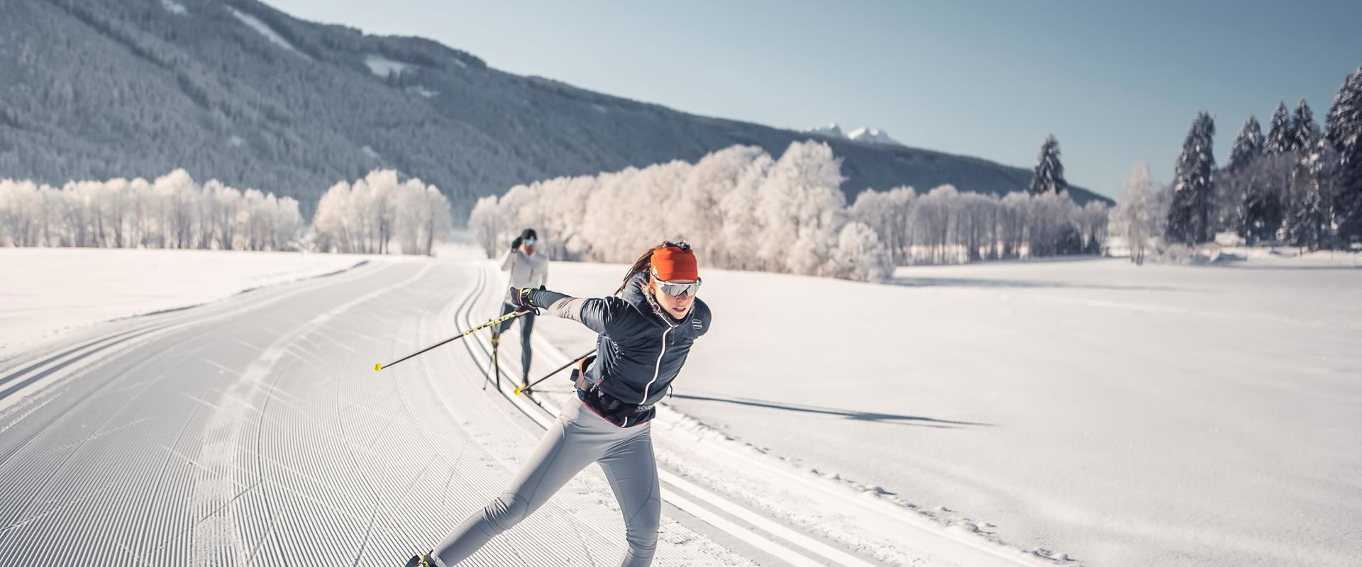 Due persone che fanno sci di fondo