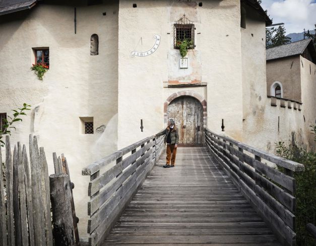 Brunhilde vor Schloss Welsperg
