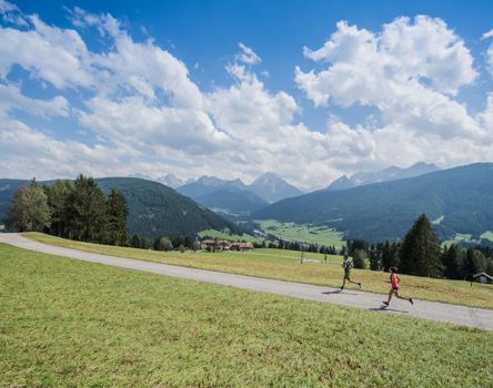 Due persone che fanno jogging